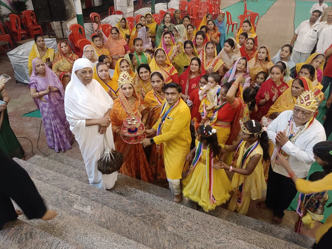 संगममति माताजी के सान्निध्य में जैन बगीची में धार्मिक पाठ : मुन्नालाल जैन परिवार ने निकाली भव्य शोभायात्रा