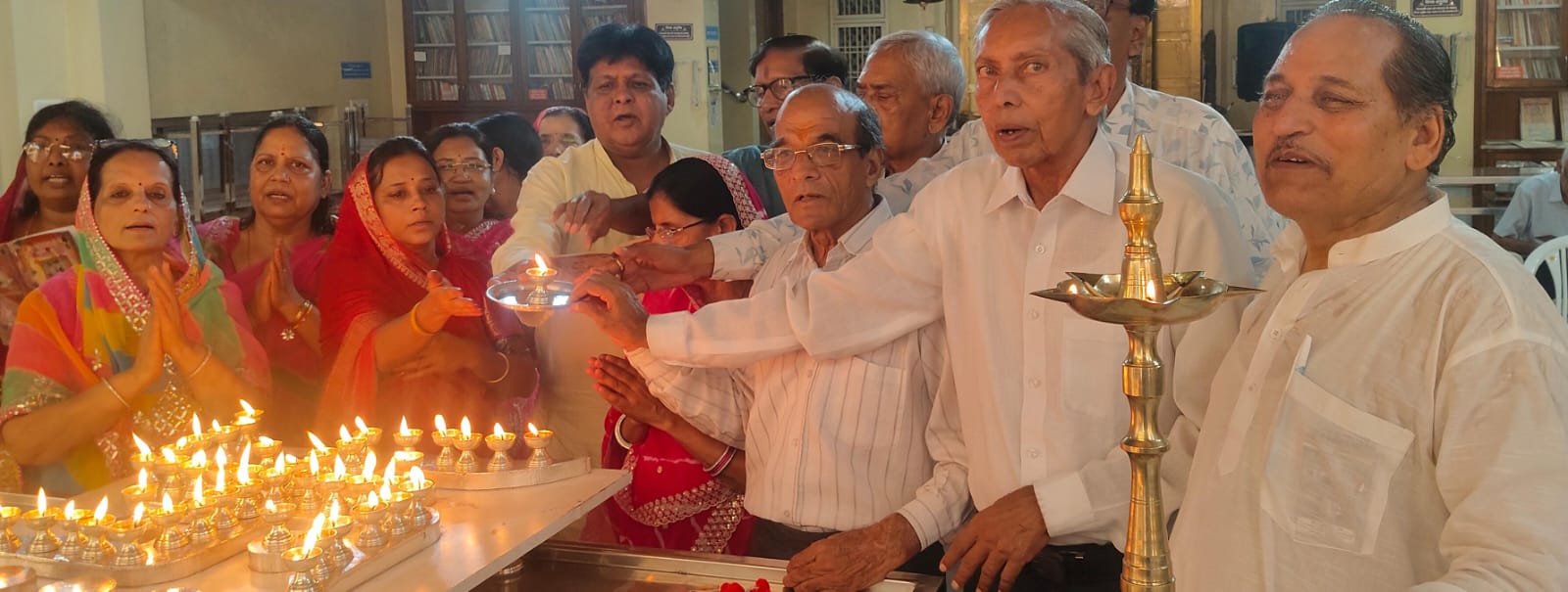 गायत्री नगर में 48 दिवसीय भक्तामर पाठ का नौ वां वर्ष : मंदिर प्रबंध समिति ने दीप प्रज्वलन कर पाठ का किया शुभारंभ
