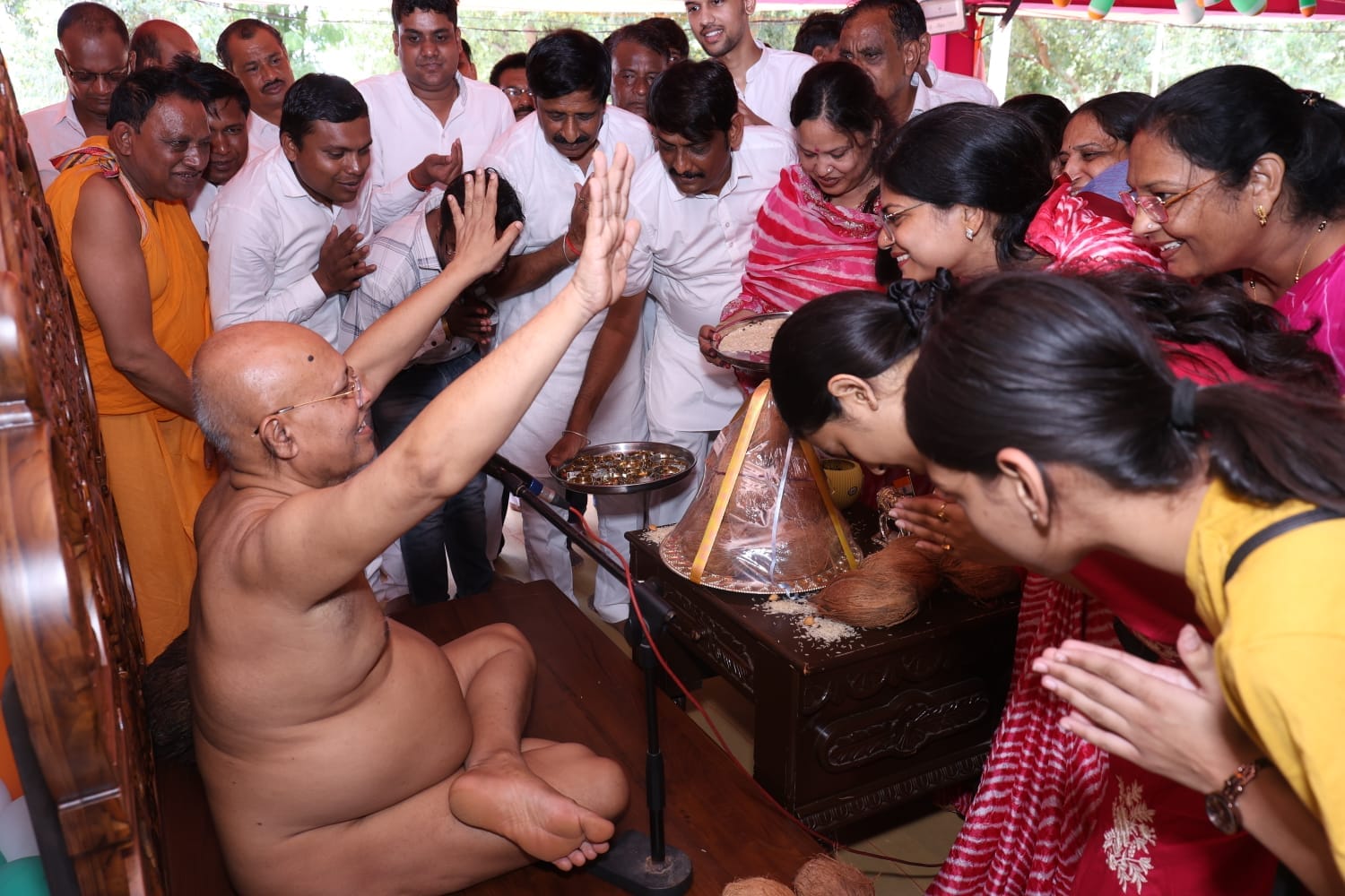 120 से अधिक श्रद्धालुओं ने की पदमपुरा गोलोक धाम तीर्थ की वंदना: आचार्यश्री प्रज्ञा सागरजी महाराज के दर्शन से अभिभूत हुआ मित्तल परिवार