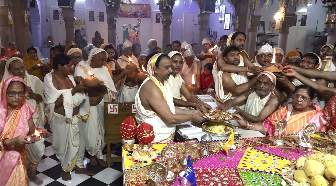मोक्ष कल्याणक पर भगवान पार्श्वनाथ को निर्वाण लाडू चढ़ाया : गुदड़ी मसूर खां जैन मंदिर में शांतिनाथ महामंडल विधान के सातवें दिन हुआ आयोजन