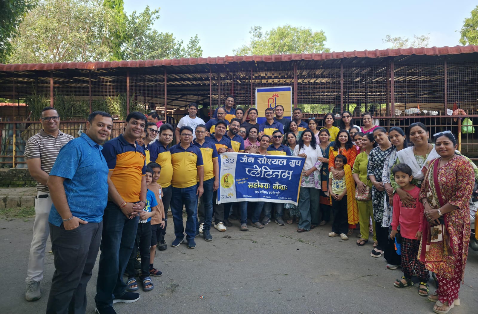 जैन सोशल ग्रुप प्लैटिनम के सेवा सप्ताह में गो सेवा की : गोशाला में सभी गायों को गुड़ एवं चारा खिलाकर मंदिर में कई भक्ति