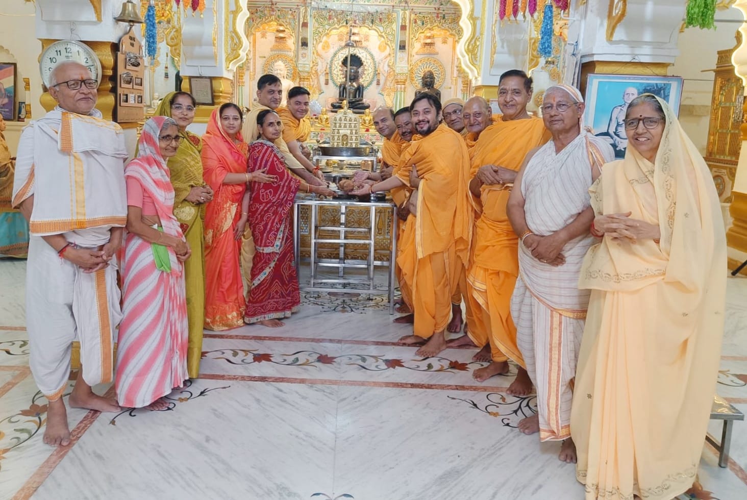 सनावद में श्रद्धा-उल्लास से मनाया रक्षाबंधन पर्व : भगवान श्रेयांसनाथ के मोक्ष कल्याणक पर लड्डू समर्पित, 700 मुनियों की रक्षा की कथा का हुआ स्मरण