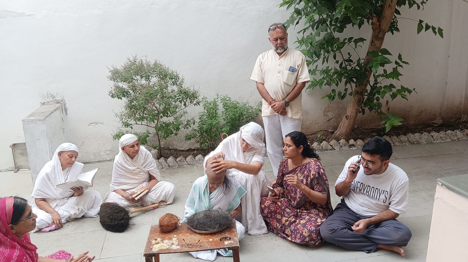 श्राविका मंजुला जैन का हुआ केश लोचन: मोक्ष मार्ग की एक और सीढ़ी की ओर बढ़ाया कदम, क्षुल्लिका माताजी के केशलोचन देख मन में आया भाव