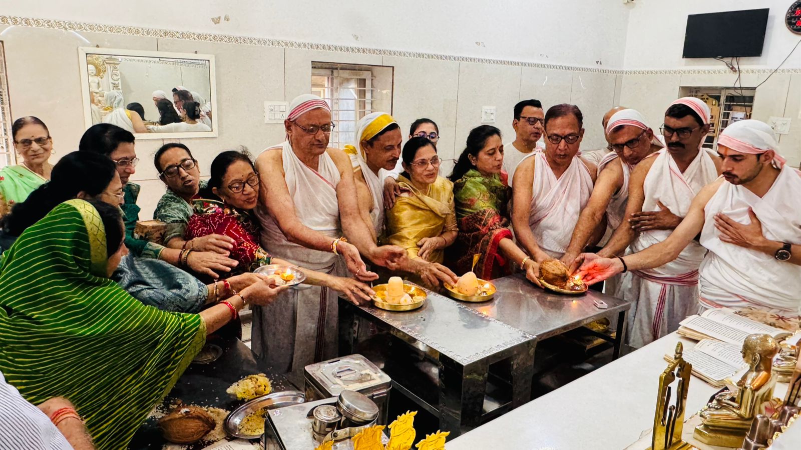 श्रेयांशनाथ भगवान का मनाया मोक्ष कल्याणक: निर्वाण लाडू चढ़ाकर की अद्वितीय भक्ति आराधना