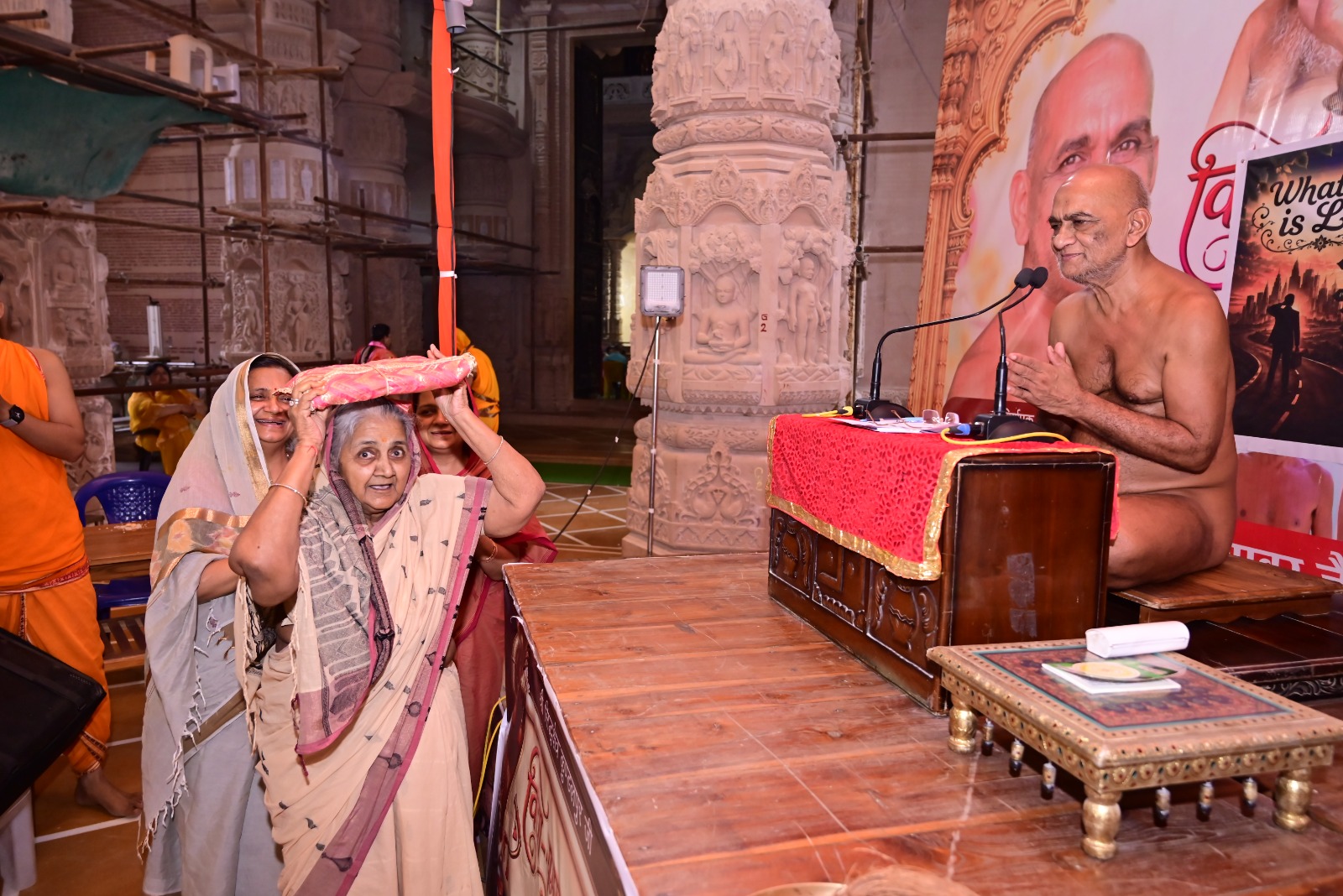 वास्तविकता से लड़ना छोड़कर परिस्थितियों की लहरों पर तैरना सीखें : मुनि श्री समतासागर जी ने मंगल प्रवचन में जीवन की वास्तविकता से कराया परिचय