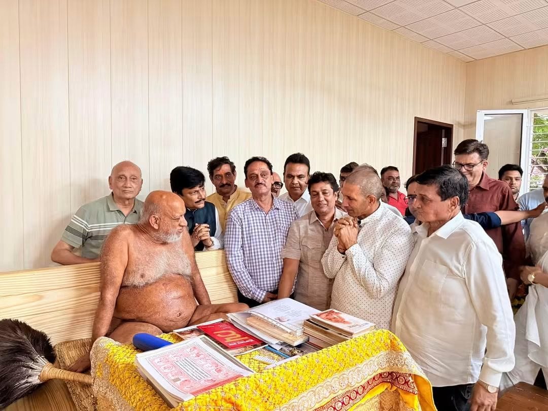 चातुर्मास के दौरान प्रदेश कांग्रेस अध्यक्ष जीतू पटवारी ने जैन संतों एवं साध्वी जी से लिया आशीर्वाद : आचार्य श्री ने कहा—सत्य और अहिंसा के मार्ग पर चलेंगे तो विजय निश्चित है