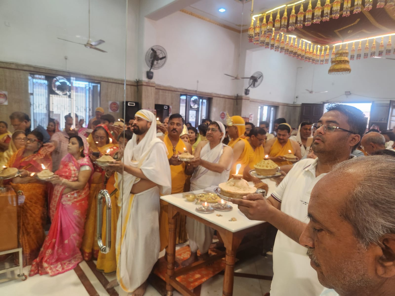 108 किलो का निर्वाण लाडू चढ़ाकर किया भक्ति भाव प्रकट: शांतिनाथ भगवान का जन्म,तप एवं मोक्ष कल्याणक दिवस पर हुए अभिषेक और शांतिधारा के कार्यक्रम