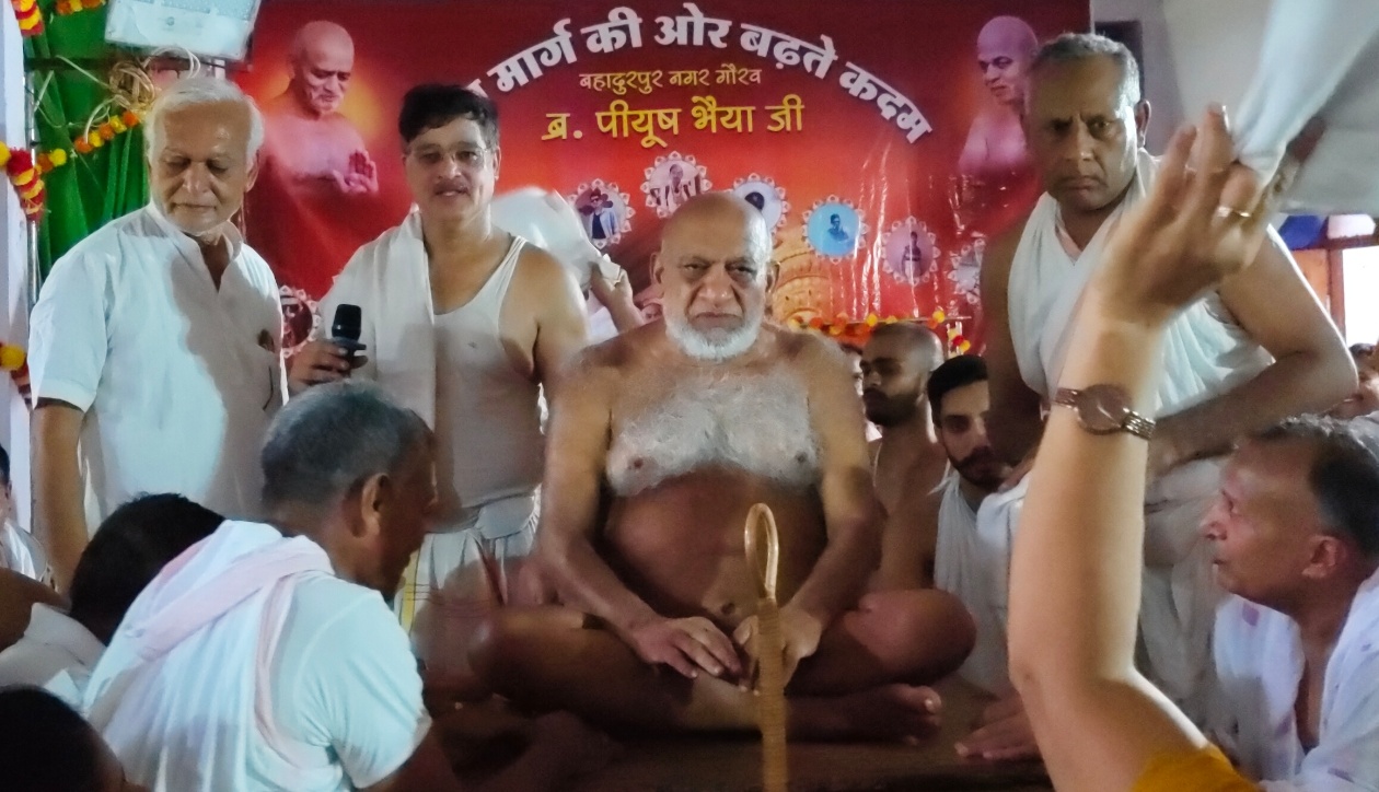अशोक नगर के भक्तों ने किए मुनिश्री सुधासागर जी को श्रीफल भेंट : महापूजन कर नगर पधारने का किया निवेदन