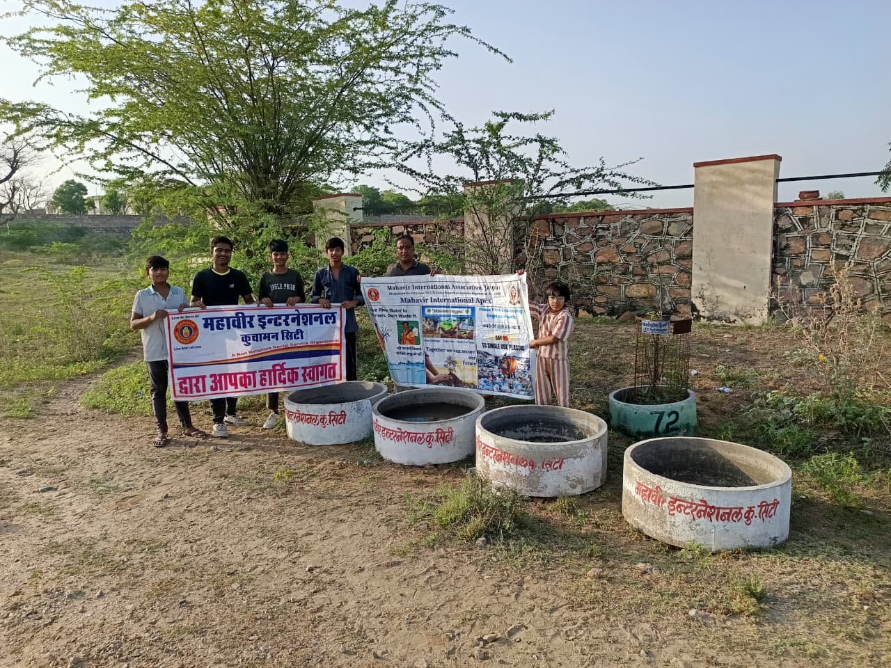 जीयो और जीने दो के संदेश का प्रसार: महावीर इंटरनेशनल ने भीषण गर्मी में पशु-पक्षियों के लिए बढ़ाए सेवा के हाथ