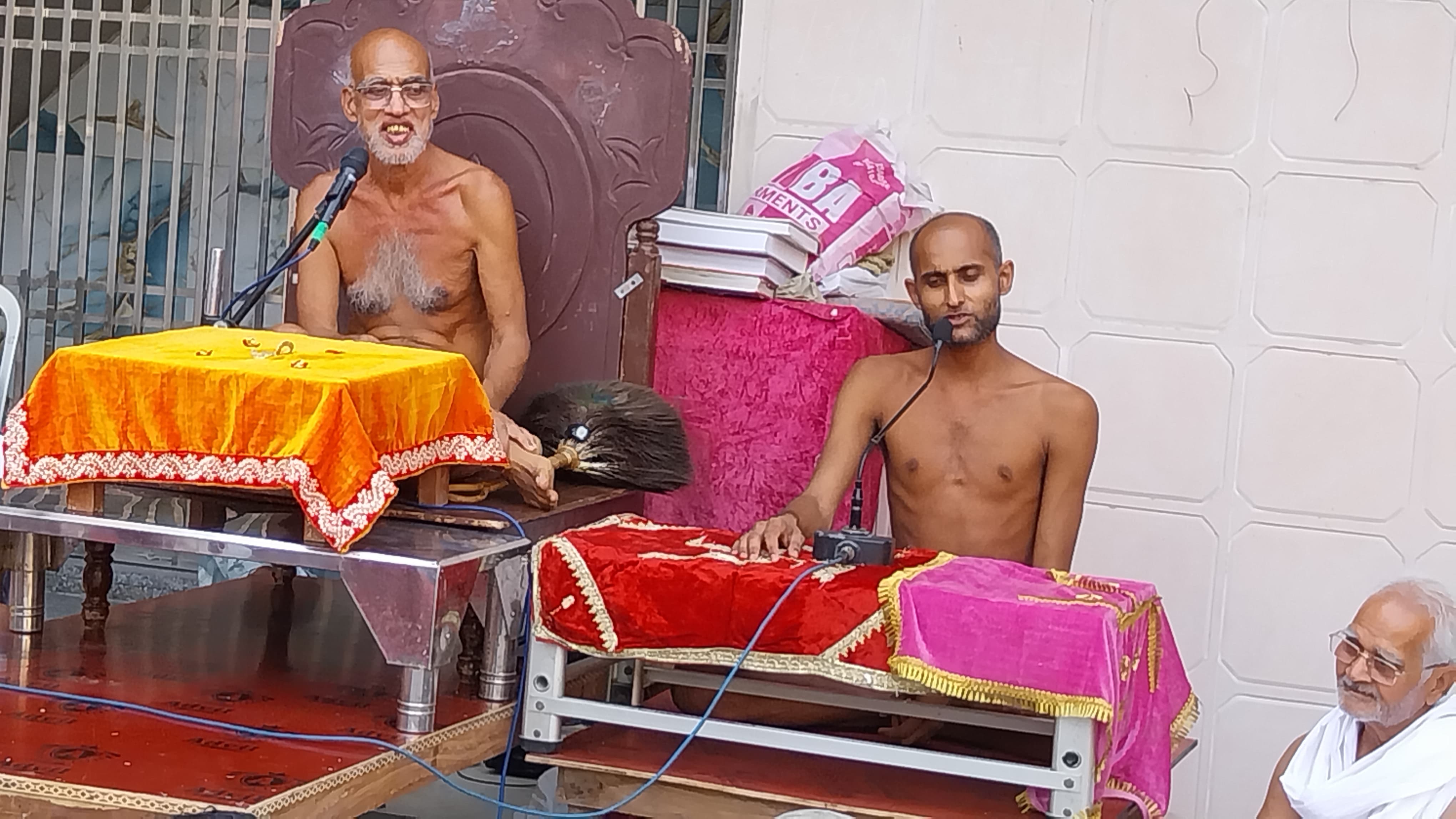 आचार्यश्री निर्भयसागर जी का ससंघ आगरा में मंगल प्रवेश : ट्रांस यमुना कॉलोनी जैन समाज ने पाद प्रक्षालन कर की भव्य अगवानी, लिया आशीर्वाद