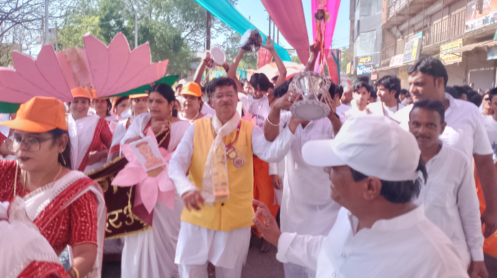 मुनिश्री सुधासागरजी की अगवानी में भक्तों का उमड़ा सैलाब : संत सुधा सागर मार्ग का हुआ लोकार्पण
