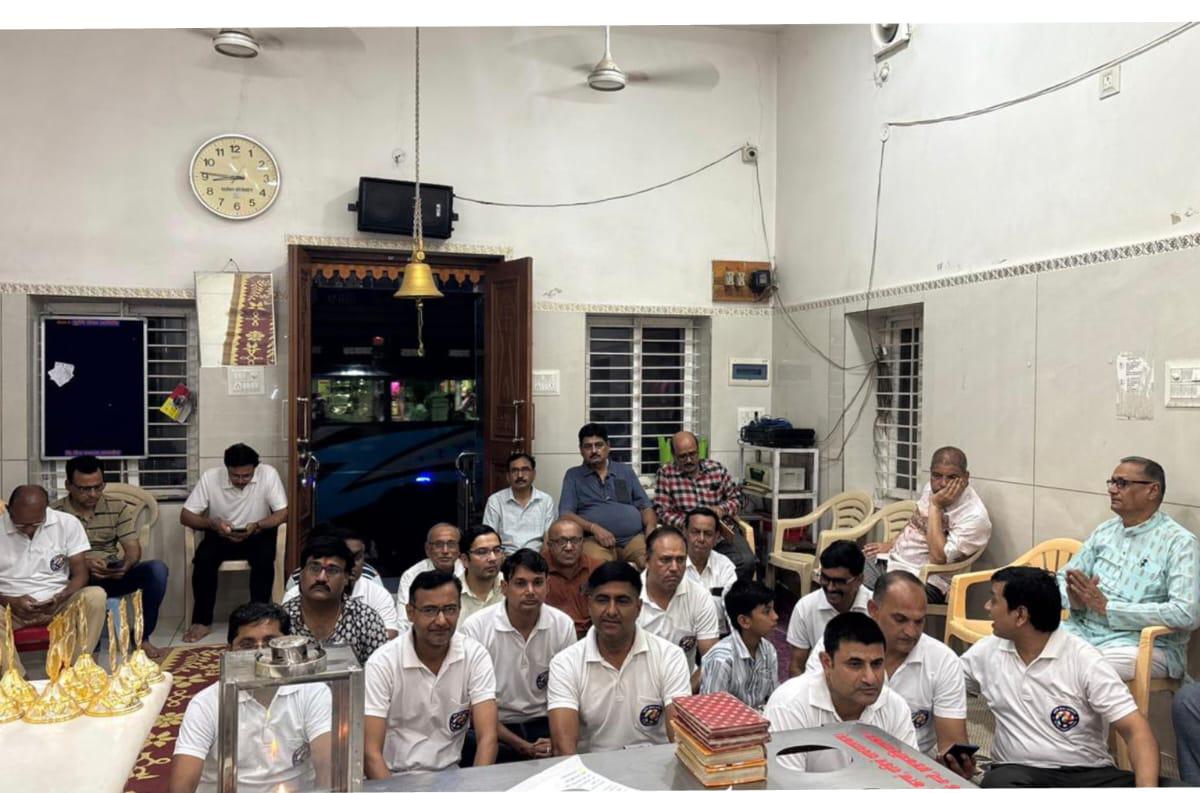धामनोद में जैन समाज और मुनि सेवा समिति ने रखी विनयांजलि सभा : रीवा हादसे में समाधिस्थ आर्यिका माताओं को दी भावभीनी विनयांजलि