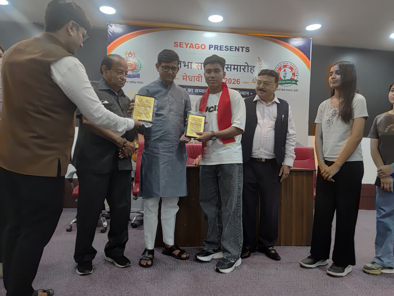 मेधावी छात्रों को शिक्षण शुल्क में 50 प्रतिशत छूट की सौगात : इंदौर में प्रतिभावान छात्र अलंकरण समारोह संपन्न