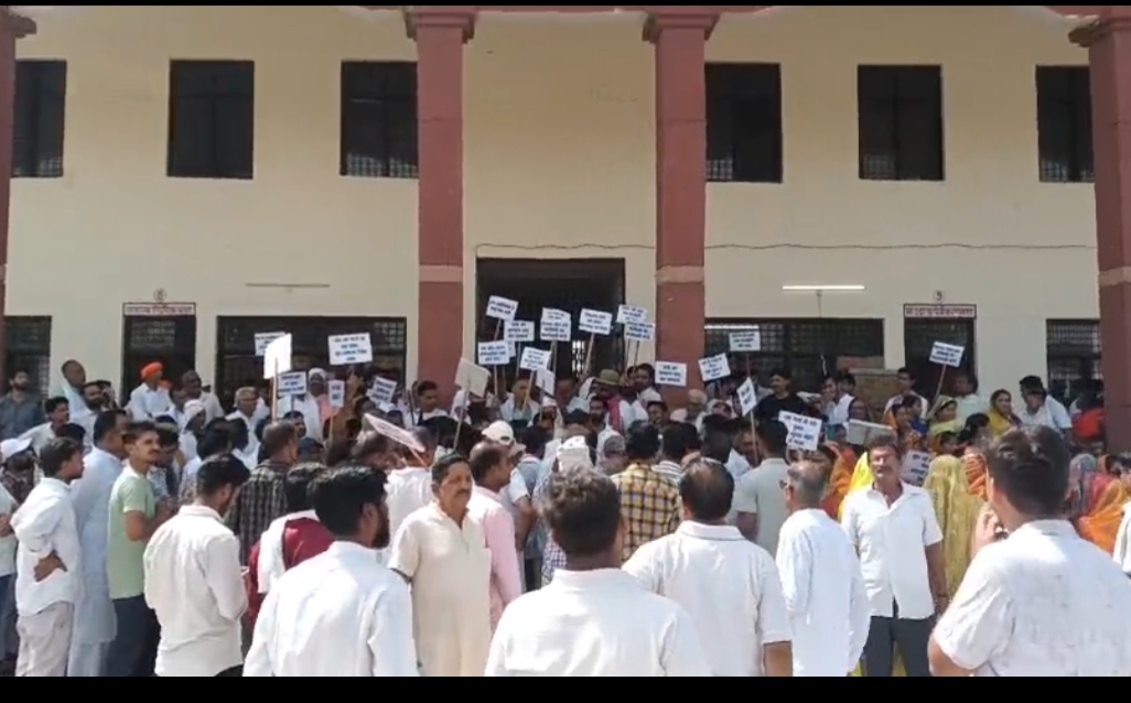 दो किमी पैदल मौन जुलूस निकाल जताया रोष : वाहन चालक पर कठोर कार्रवाई की मांग की