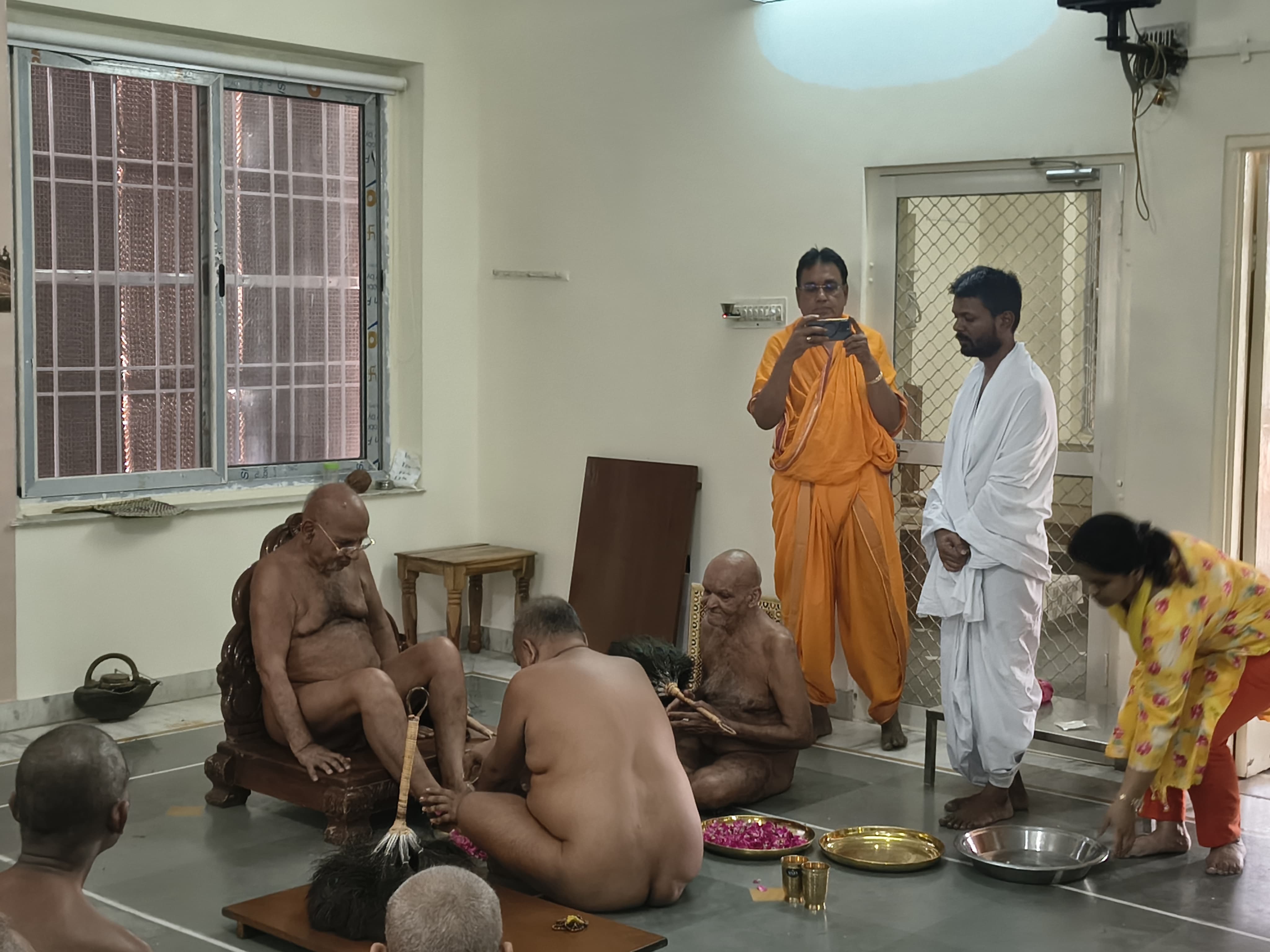 चातुर्मास के लिए आचार्य श्री के चरणों में किया निवेदन : चन्द्र प्रभ जिनालय प्रबंध समिति बड़ के बालाजी के पदाधिकारी ने लिया आशीर्वाद