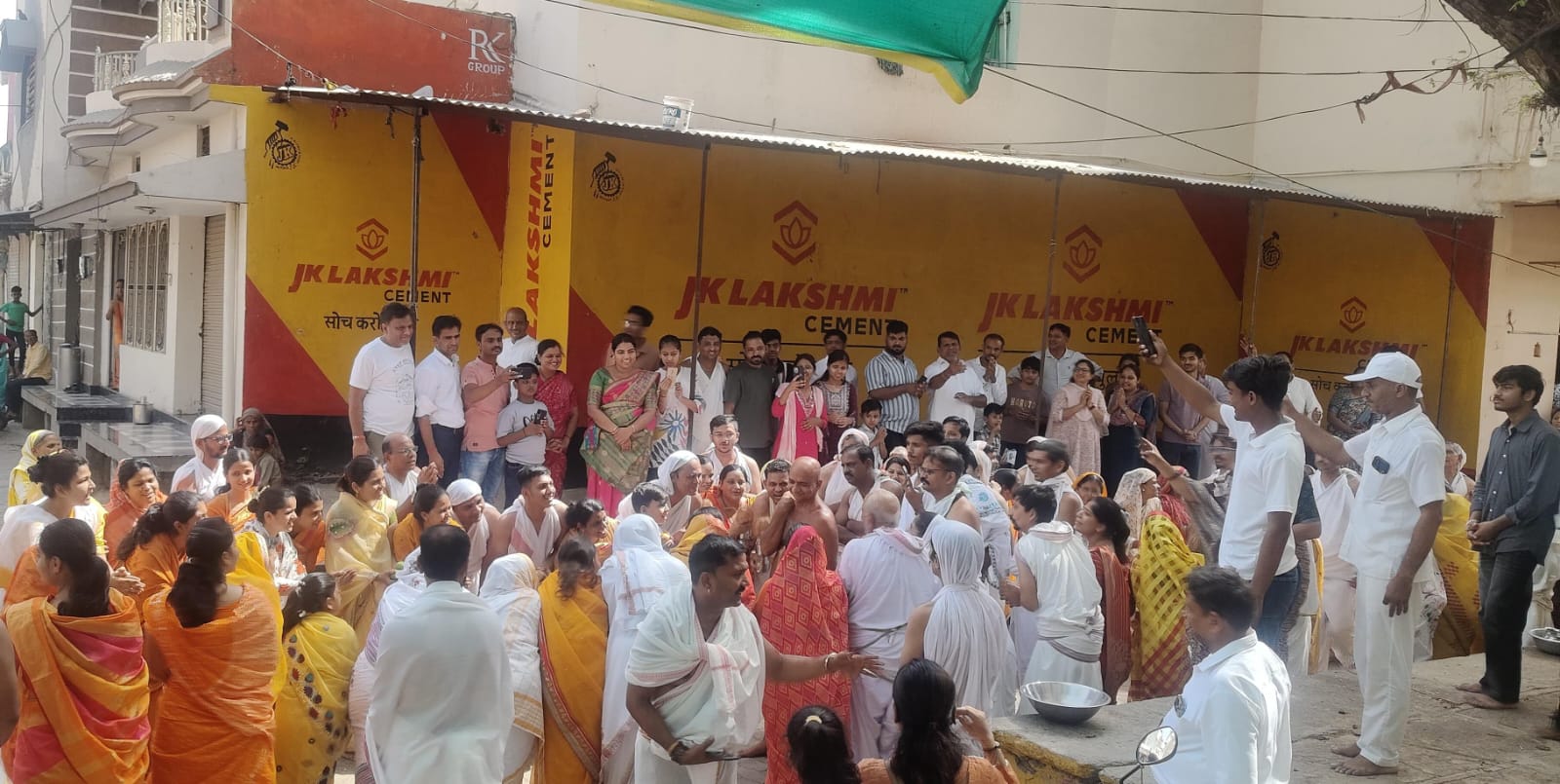 32 साल का हुआ इंतजार खत्म: आंजना में आचार्य श्री प्रसन्न सागरजी महाराज का भव्य मंगल प्रवेश उमड़ा जनसैलाब