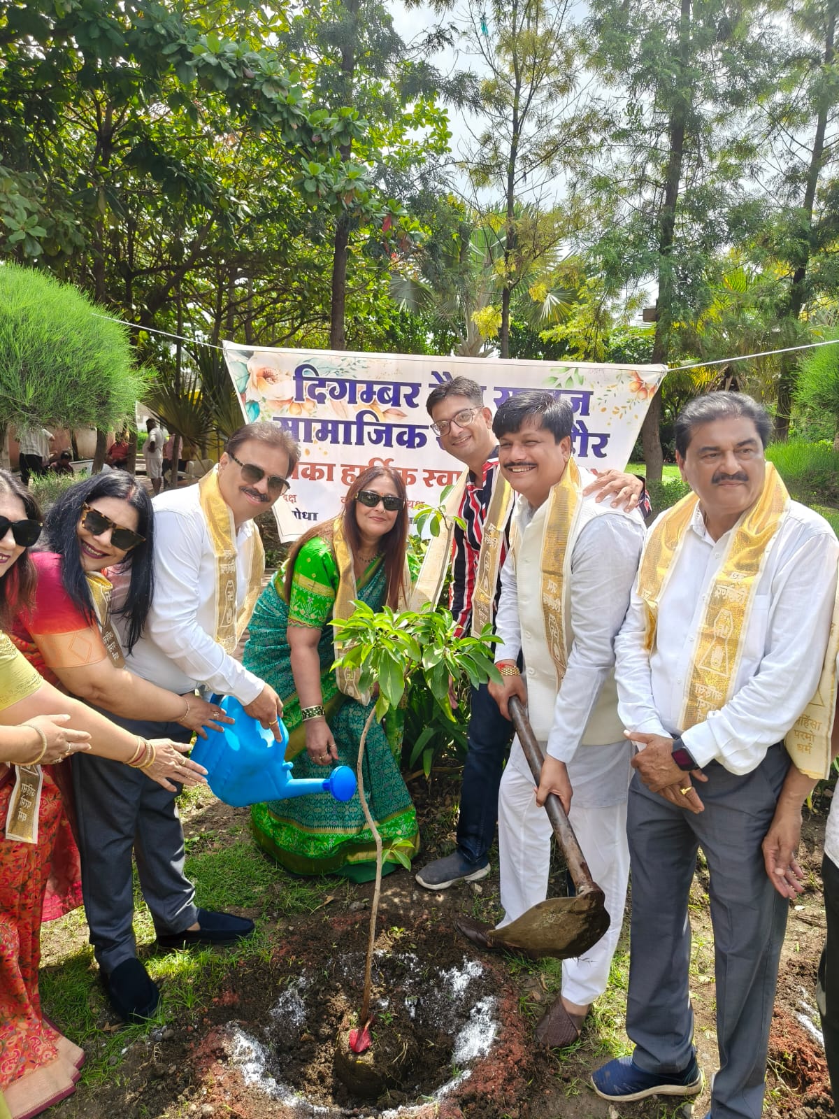 दिगंबर जैन समाज सामाजिक संसद का पर्यावरण संरक्षण संकल्प साकार : इंदौर में लगाए 100 पौधे, 200 और लगाने का लिया संकल्प