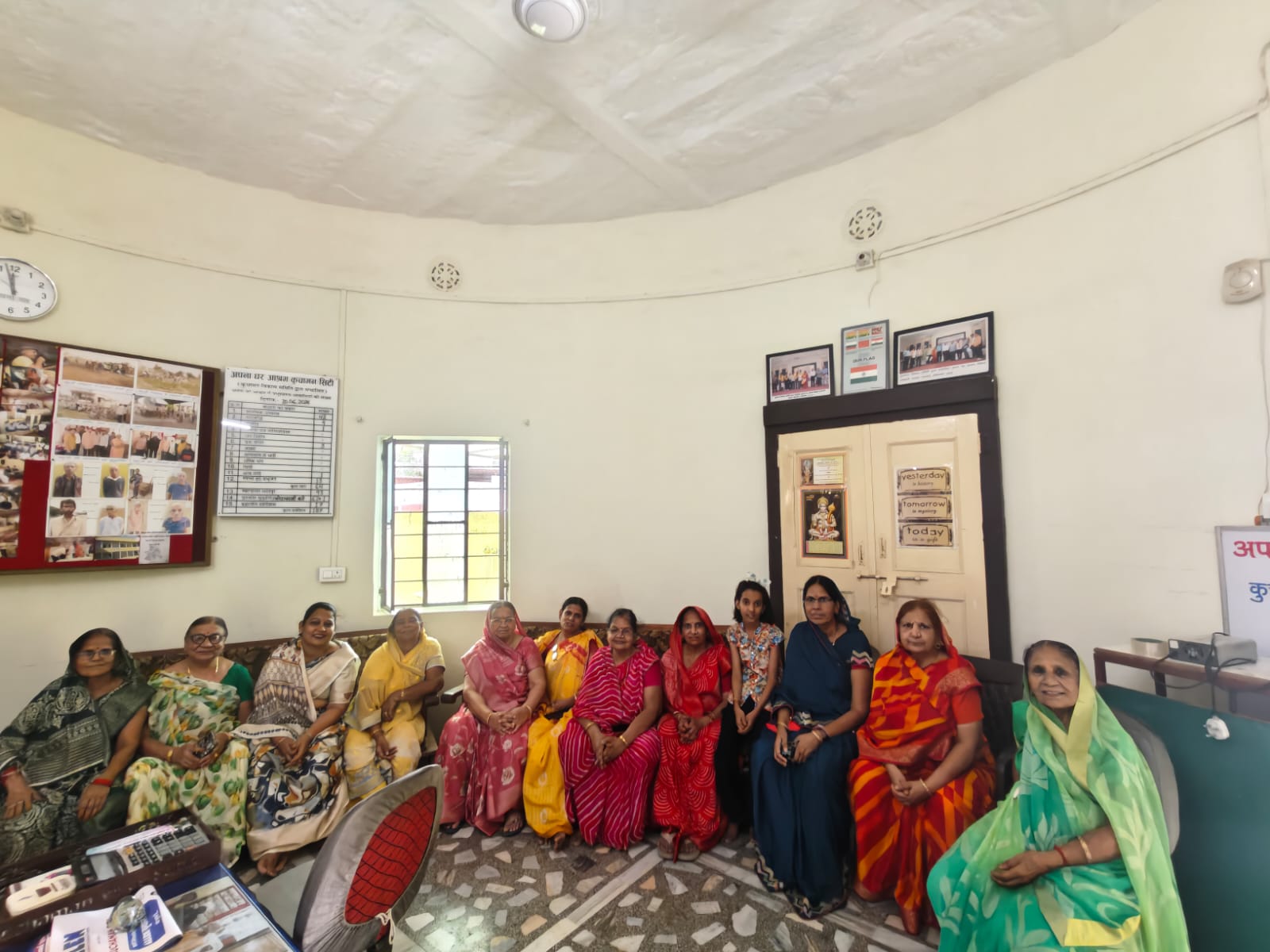 जरूरतमंदों की सेवा ही सच्ची मानव सेवा : आदिनाथ महिला मंडल ने वेदी प्रतिष्ठा की तैयारियों के साथ किया सेवा कार्य