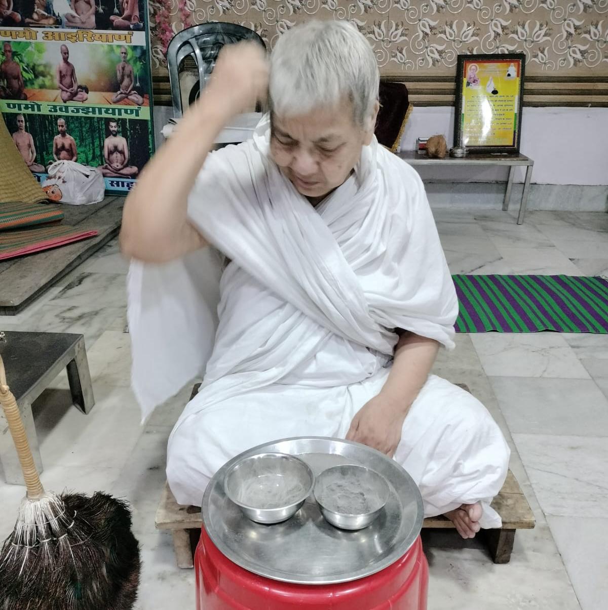 आर्यिका श्री विजयमती माताजी ने किया केशलोंच : बड़े मंदिर में त्याग, तप और वैराग्य का अद्भुत दृश्य