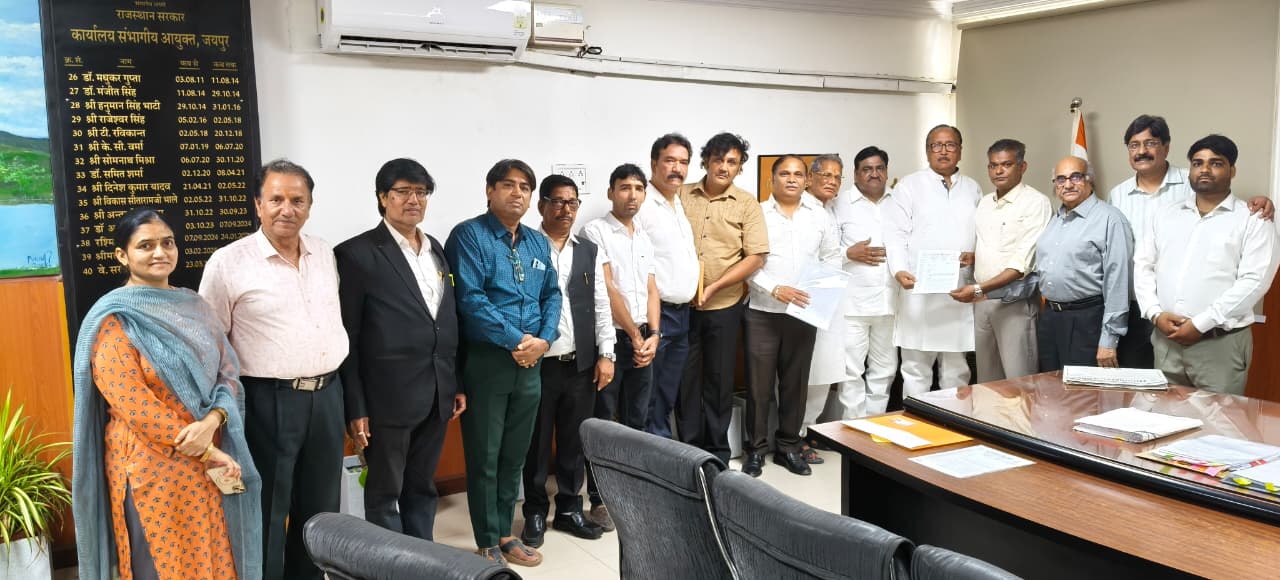 मेनका गांधी के पिच्छिका संबंधी बयान का विरोध : राष्ट्रपति एवं प्रधानमंत्री के नाम जयपुर में सौंपा गया ज्ञापन