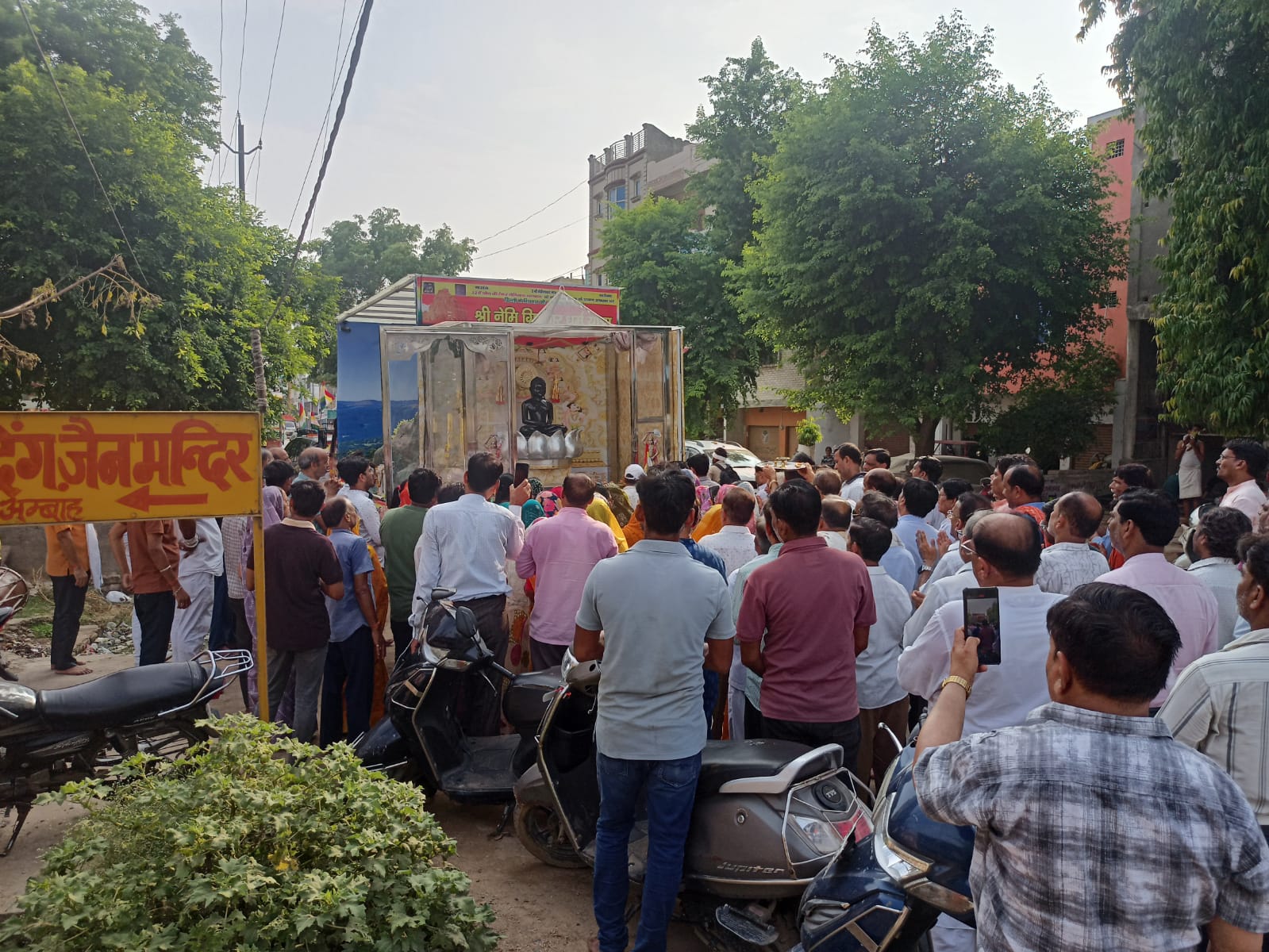 नेमि गिरनार धर्मयात्रा का अंबाह में भव्य मंगल प्रवेश : 5300 किमी की यात्रा के साथ पहुंचा धर्मरथ, गिरनार पहुंचने का दिया संदेश