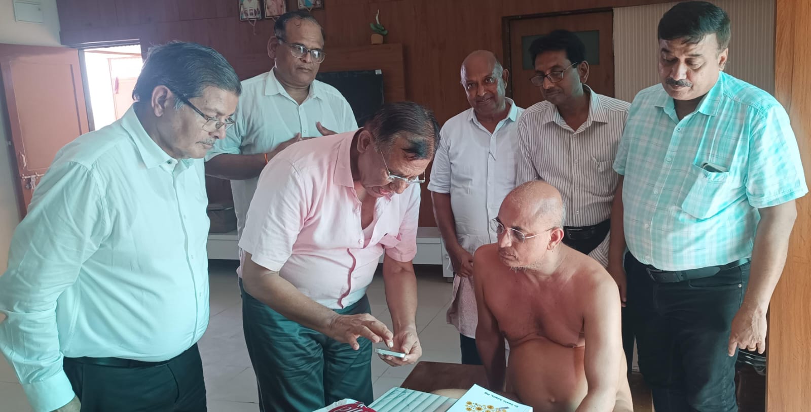 अर्हम योग प्रणेता मुनि प्रणम्य सागर जी को वर्षायोग चातुर्मास हेतु चढ़ाया श्रीफल : बावनगजा ट्रस्ट ने कुशलगढ़ पहुंचकर किया आमंत्रण
