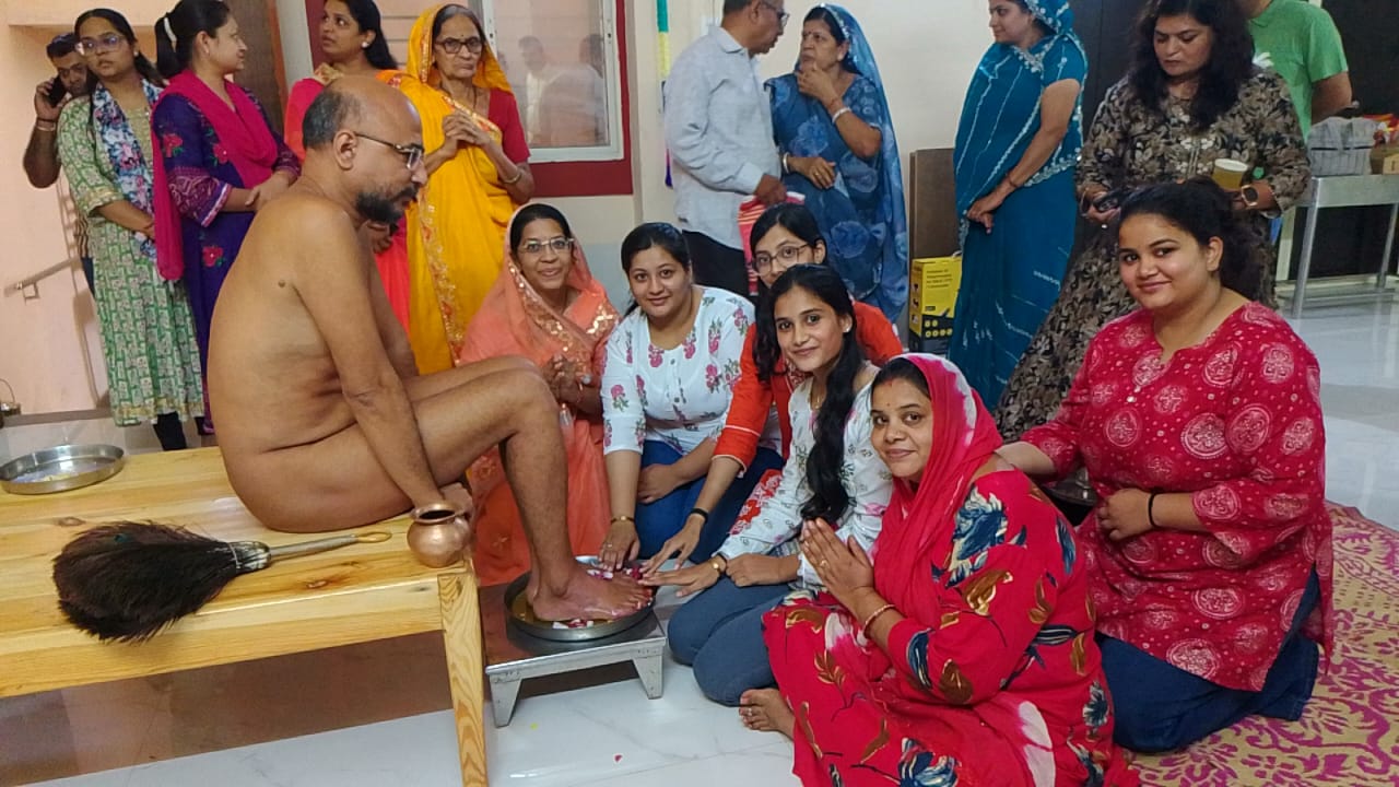 पूज्य सागर जी महाराज के 47वें अवतरण दिवस पर त्रिदिवसीय महोत्सव का शुभारंभ : दर्शन, पाद प्रक्षालन और धर्ममय वातावरण से गूंजा परिवहन नगर