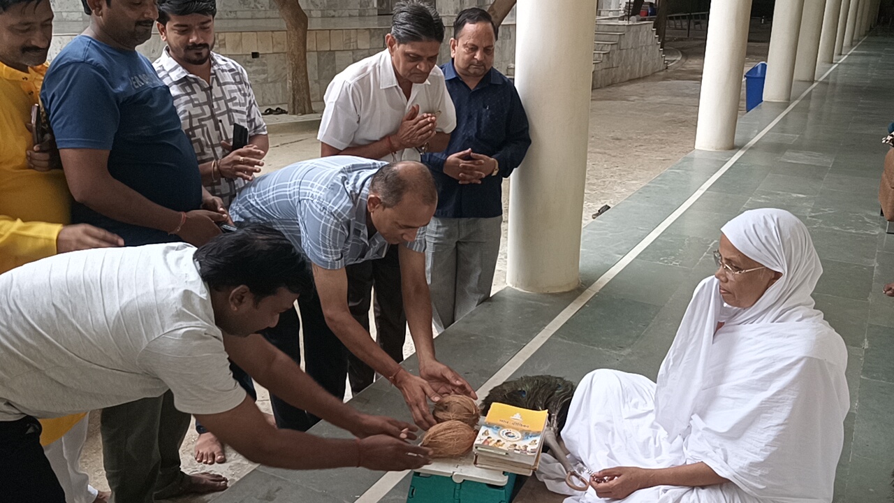 सिहोनियाँ में आर्यिका श्री संगममती माताजी का मंगल प्रवेश : अम्बाह जैन समाज ने चातुर्मास हेतु किया विनम्र निवेदन