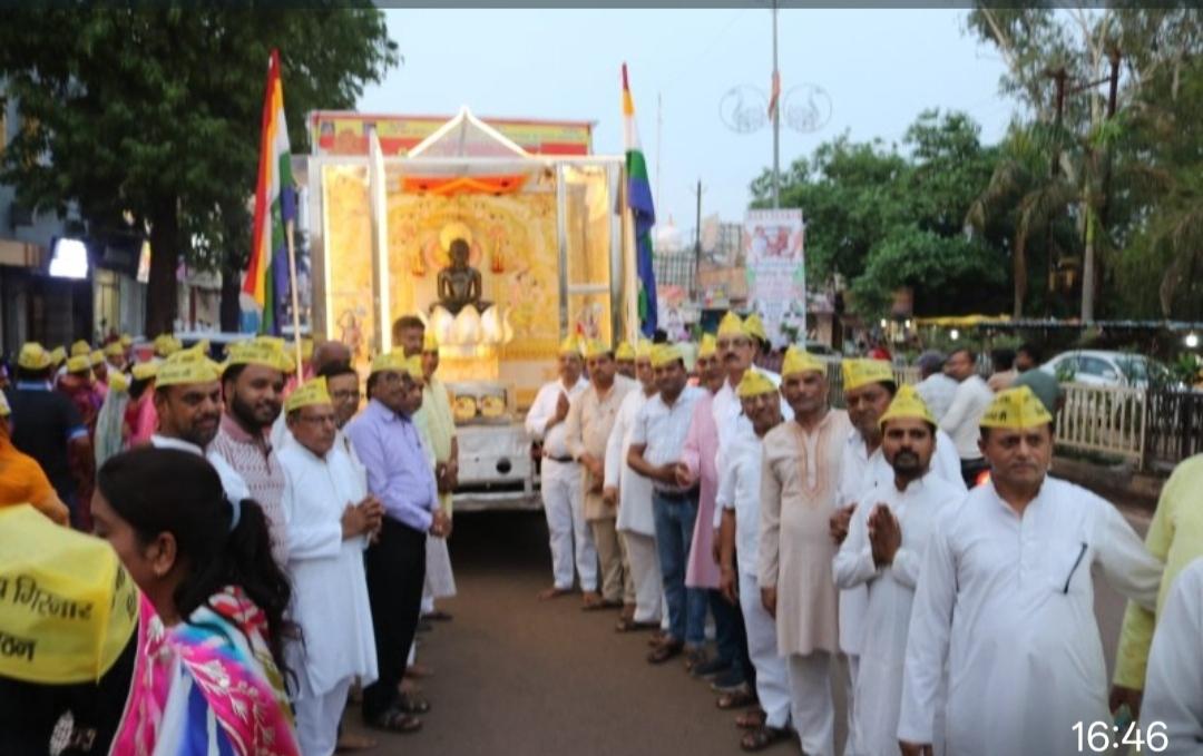 प्रथम बार शिवपुरी पहुंची श्री नेमि गिरनार धर्मयात्रा : भव्य शोभायात्रा, झांकी, पचरंगा और तिरंगा बने आकर्षण का केंद्र