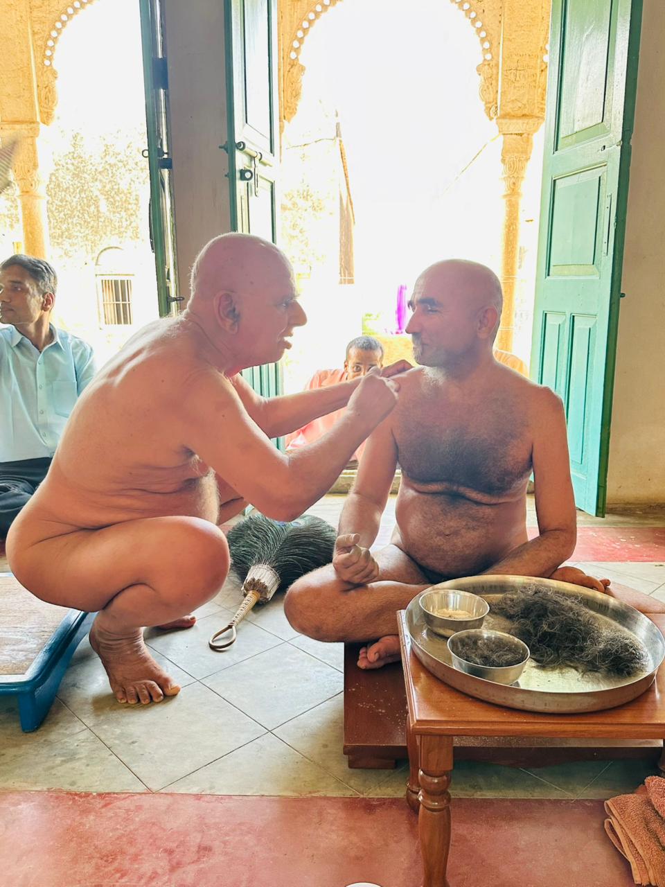 आचार्य श्री वर्धमान सागर जी सहित साधुओं ने किया केश लोचन : सीकर के लिए चल रहा है आचार्यश्री का विहार
