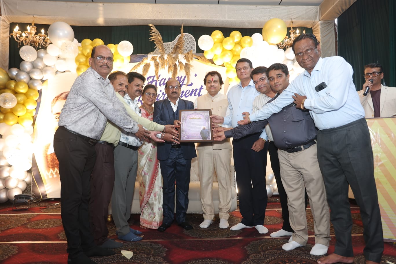 43 वर्ष 6 माह की शिक्षकीय सेवा पूर्ण करने पर श्री संतोष जैन गुरुजी का भव्य सम्मान : सांसद शंकर लालवानी एवं विधायक मालिनी गौड़ ने किया अभिनंदन