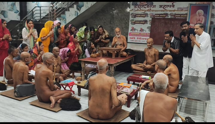 ट्रांस यमुना कॉलोनी में हुआ आचार्य निर्भय सागर ससंघ का मंगल प्रवेश : श्रद्धालुओं ने ढोल-नगाड़ों के साथ किया भव्य स्वागत, आज से नियमित धार्मिक कार्यक्रम प्रारंभ